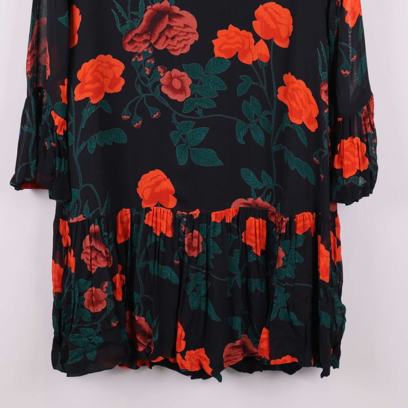 Volangkant och mönster på klänningens nederdel