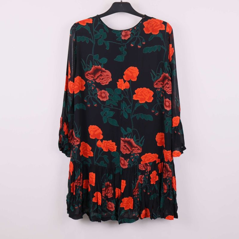 Baksida av klänning med röda blommor och volang