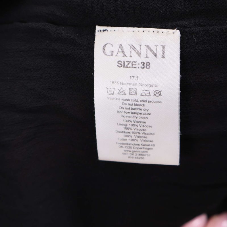 Storleks- och materiallapp från Ganni med information