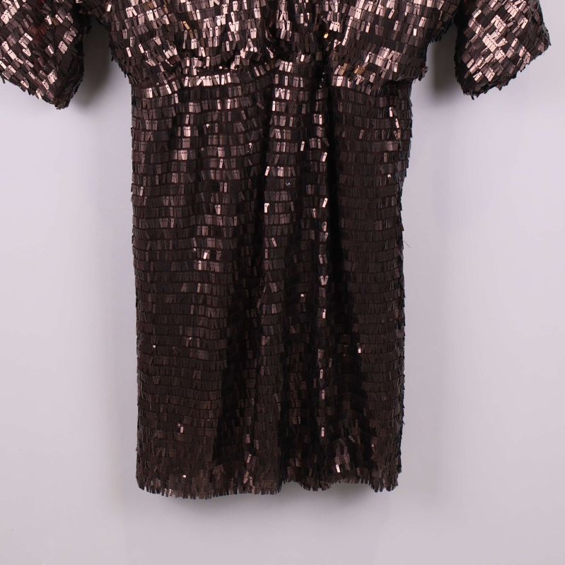 Närbild på den nedre delen av paljettklänningen