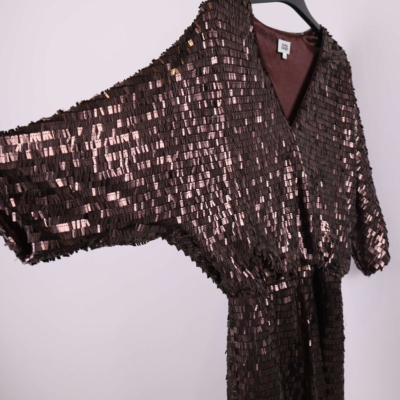 Paljettklänning visad från sidan med vida ärmar