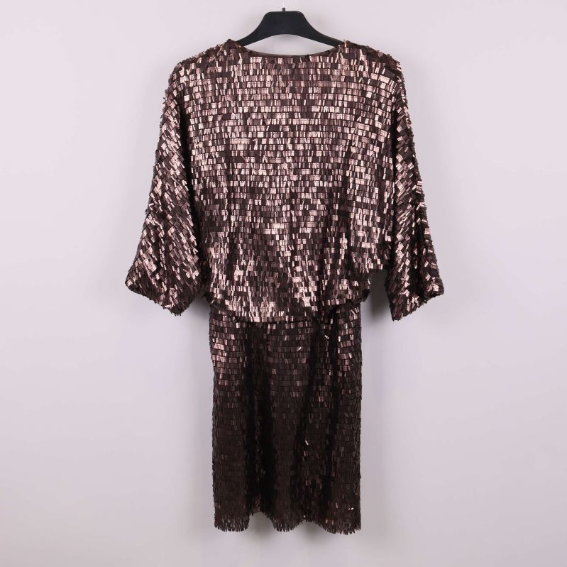 Baksidan av brun paljettklänning i helbild