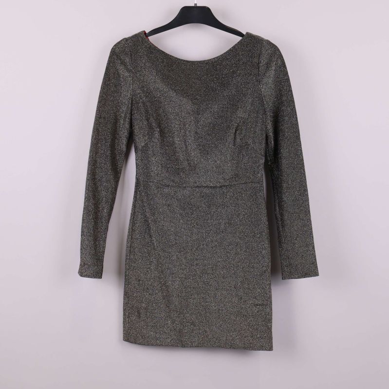 Framsida av glittrig långärmad klänning 