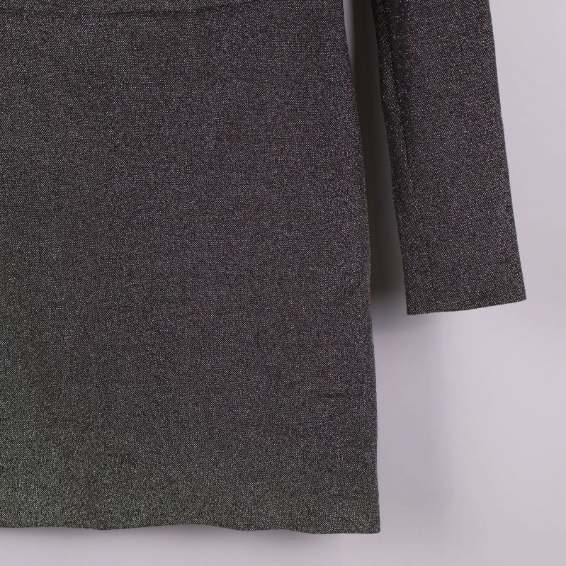 Närbild på nederdelen av glittrig klänning