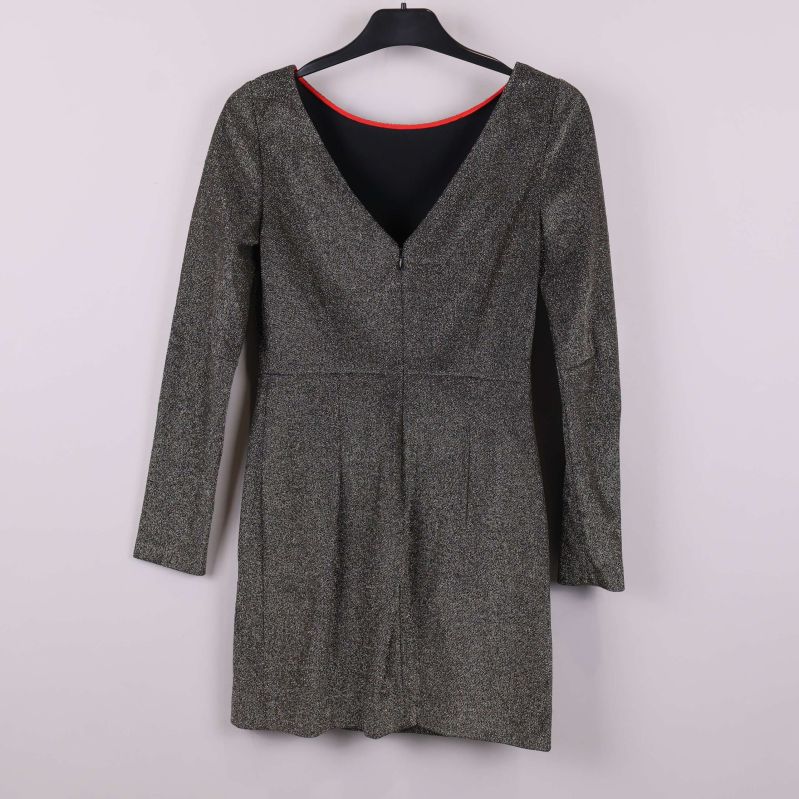 Baksida av glittrig klänning med v-ringning och dragkedja