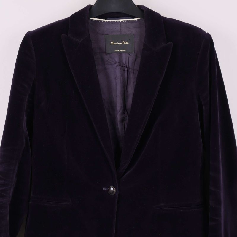 Kavajens framsida med knappstängning och fickor