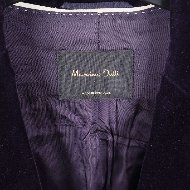 Närbild på Massimo Dutti-märke i kavajens insida