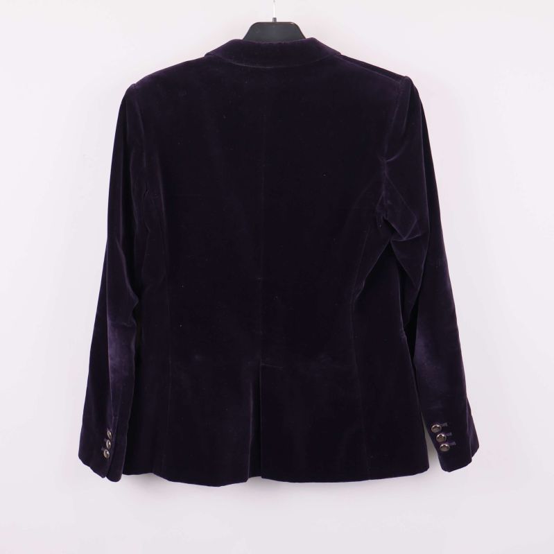 Lila sammetskavaj sedd bakifrån på galge