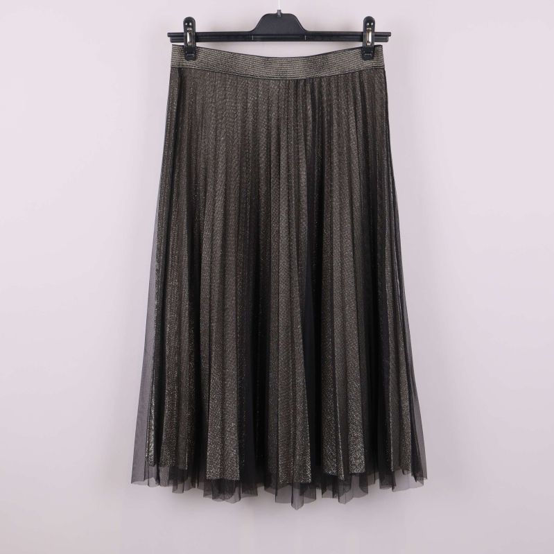 Plisserad svart midikjol med glitter, helbild framifrån