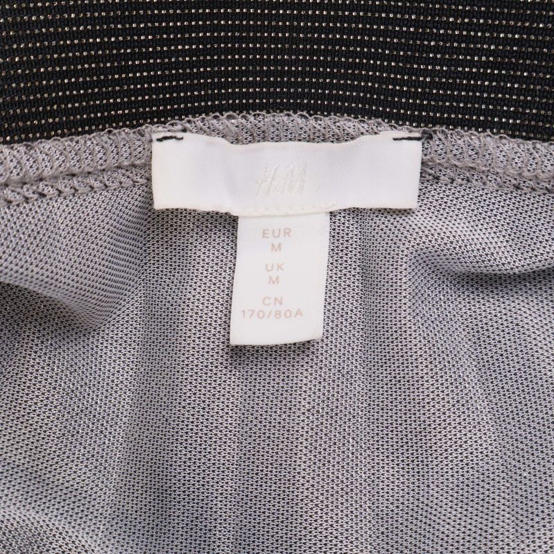 Närbild av innertyg och storleksetikett med M i midikjol