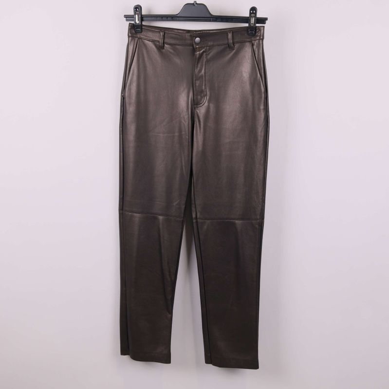 Byxa med skinnlook framifrån på galge