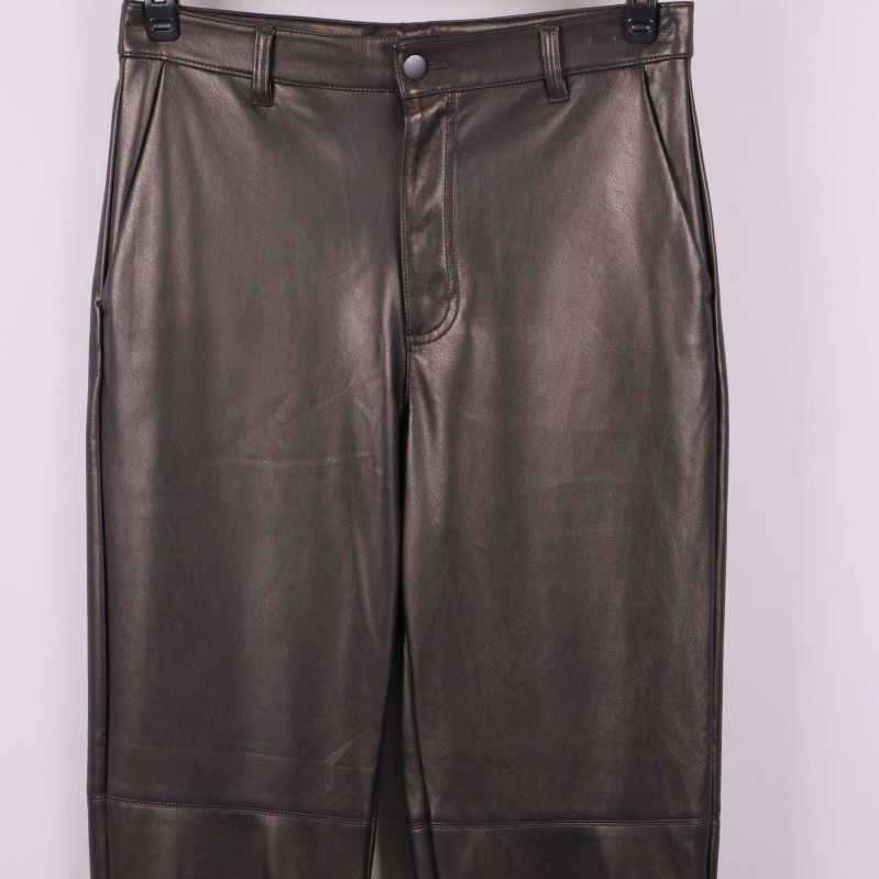 Närbild av byxans framsida och finish