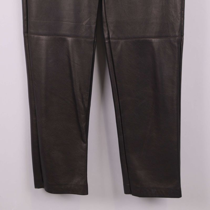 Närbild av byxbenen och bensluten