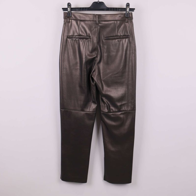 Byxa med skinnlook bakifrån på galge