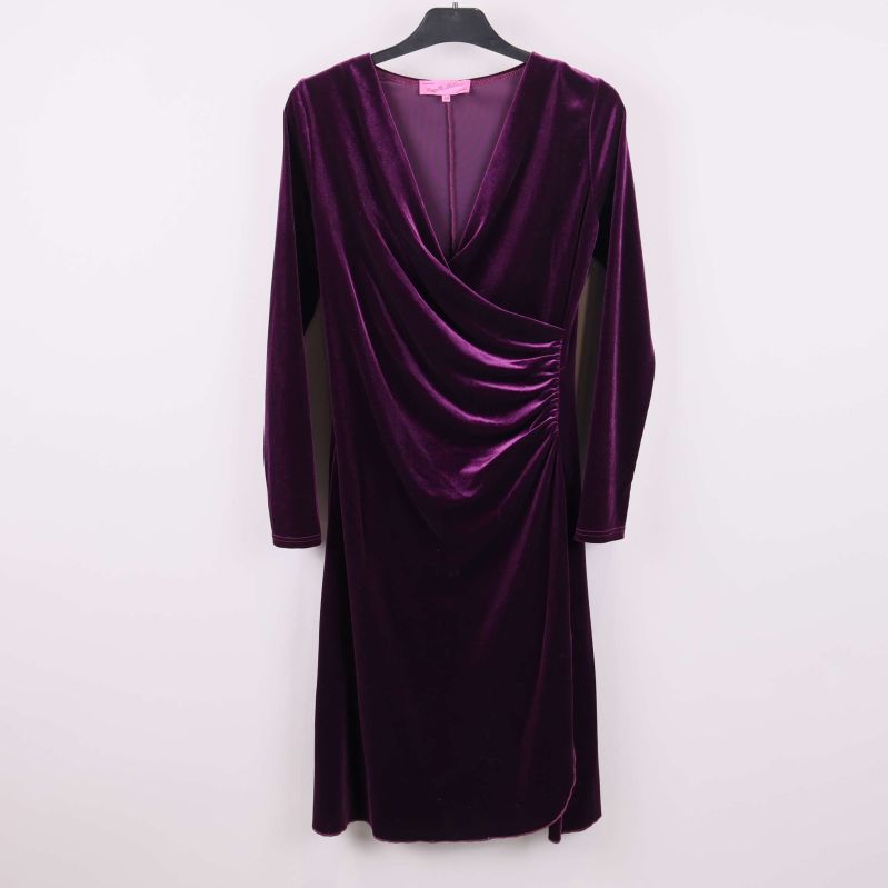 Lila sammetsklänning med omlott och lång ärm