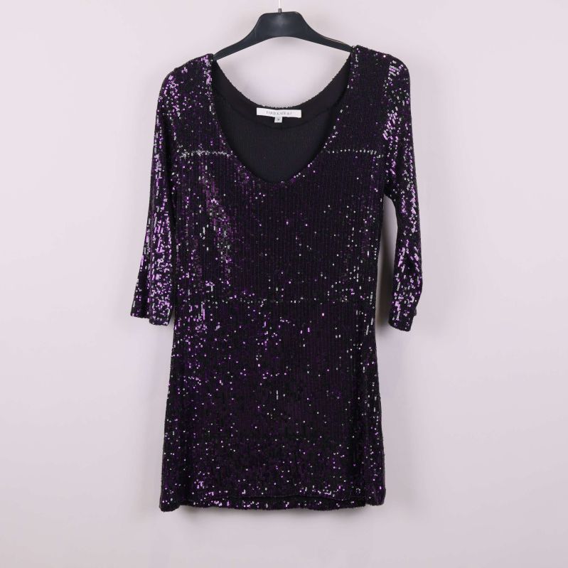 Framsida av svart klänning med lila paljetter och 3/4-ärm