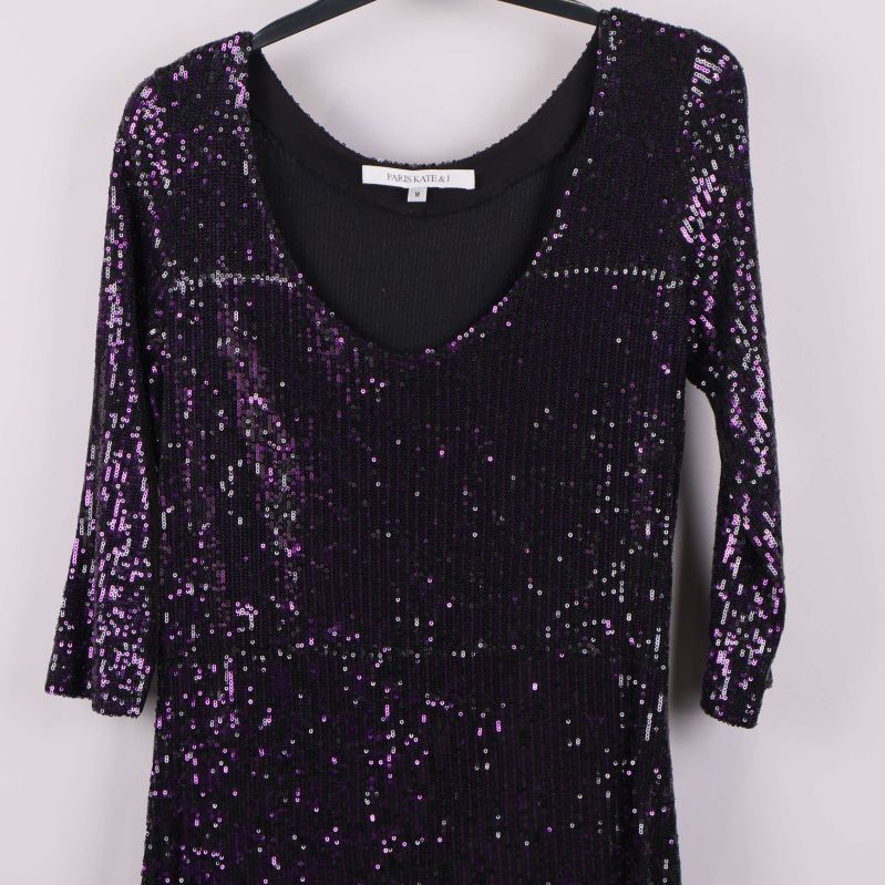 Överkropp och halsringning på klänning med lila paljetter