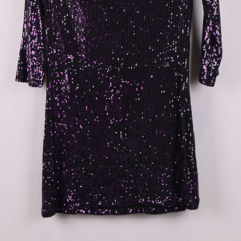Nederdel av svart klänning med lila paljetter