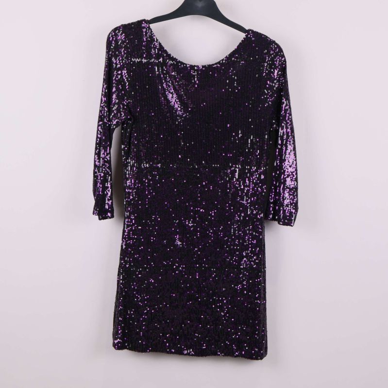 Baksida av svart klänning med lila paljetter och 3/4-ärm