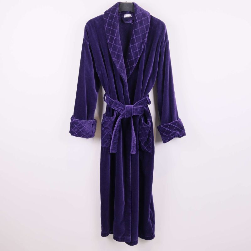 Lång lila morgonrock med rutmönstrade slag och bälte