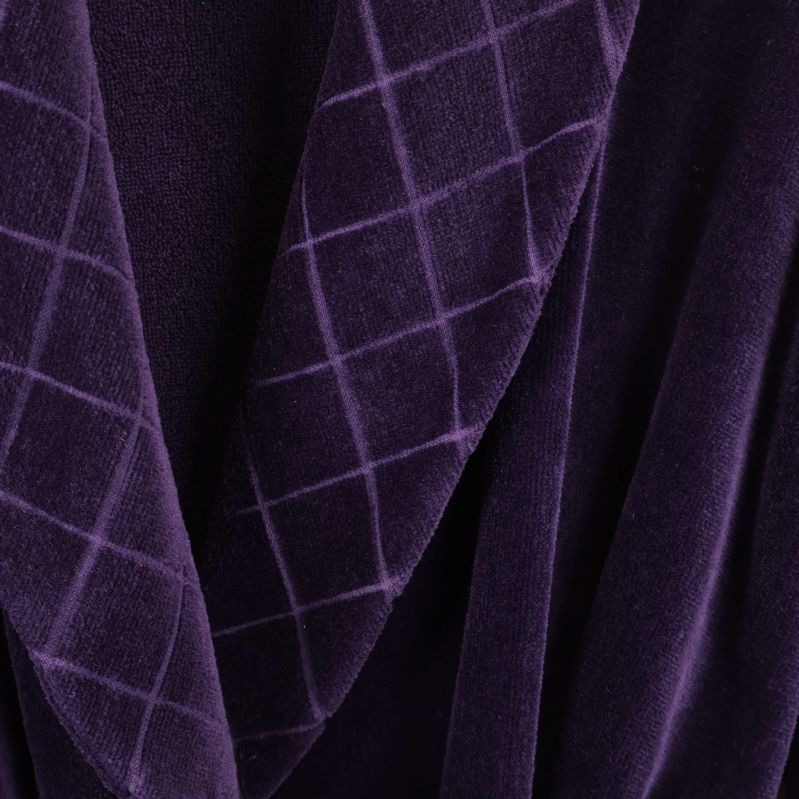 Närbild på rutmönstrat slag i frottétyg