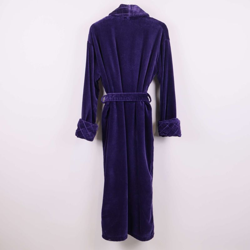 Baksida av lila morgonrock med bälte i midjan