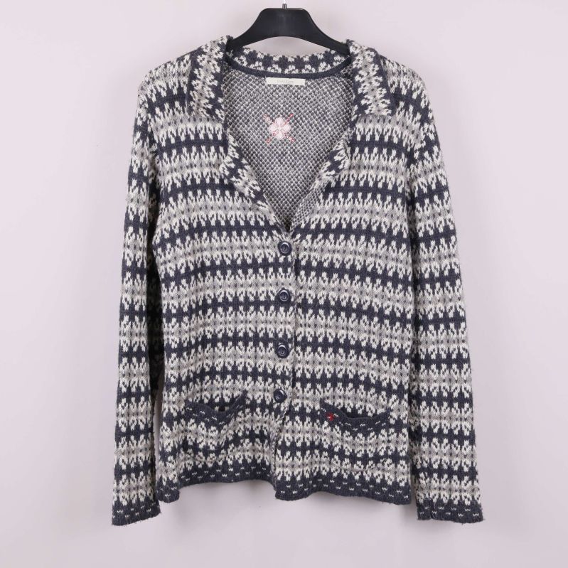 Stickad kofta i grafiskt mönster framifrån