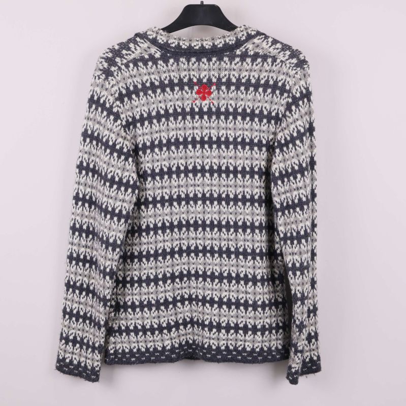 Stickad kofta i grafiskt mönster bakifrån