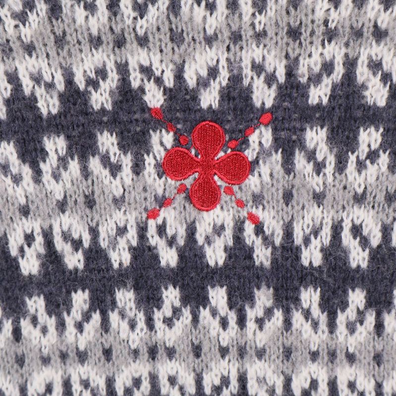 Broderad röd detalj på ryggens övre del