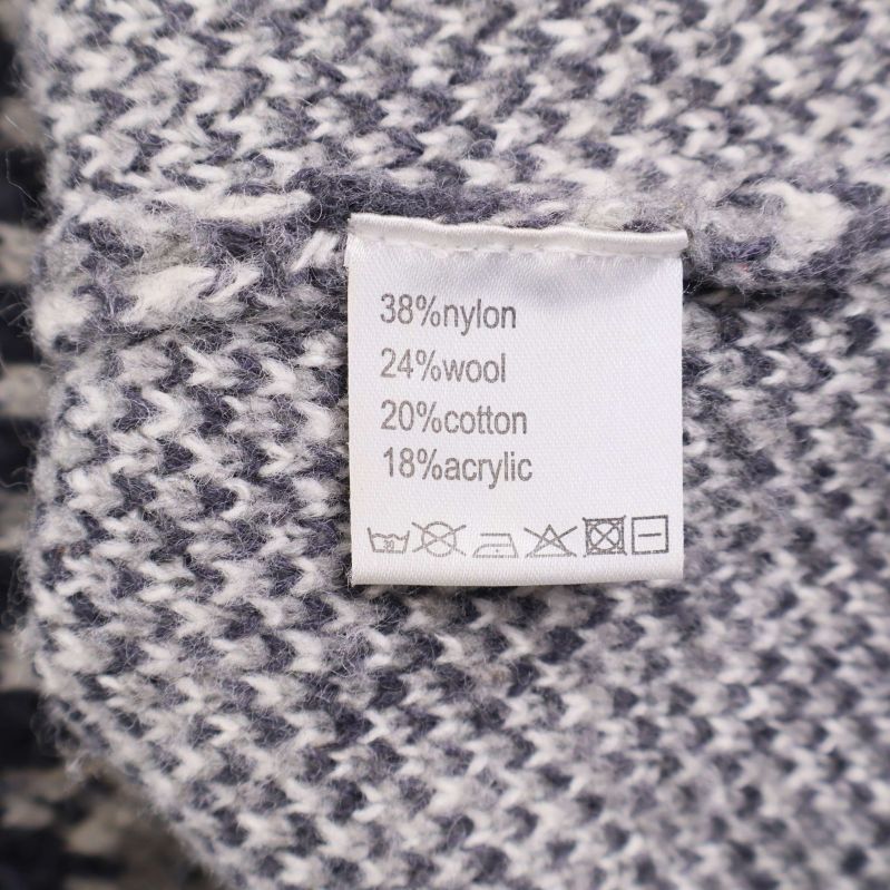 Materiallapp som visar blandning av nylon, ull, bomull och akryl