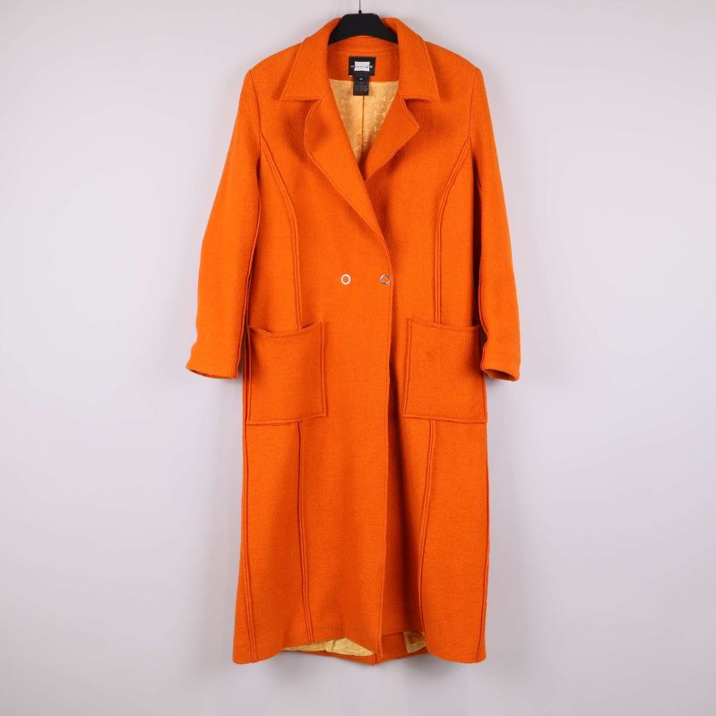 Lång orange kappa med fickor och slag 