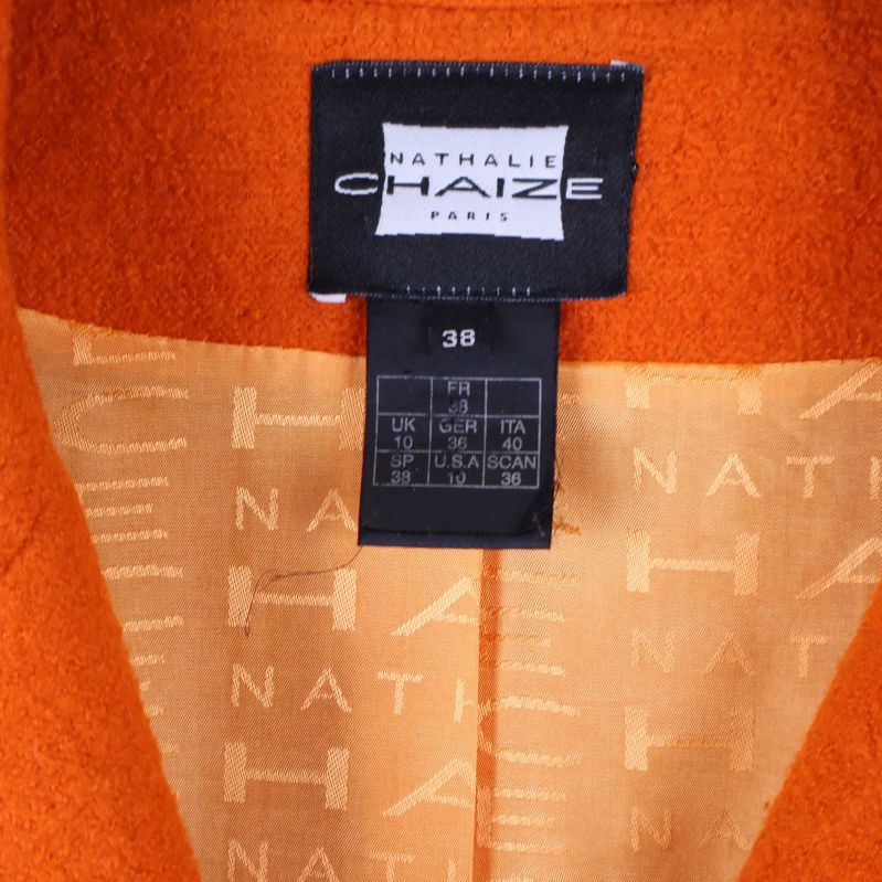 Närbild av Nathalie Chaize lapp i kappans krage