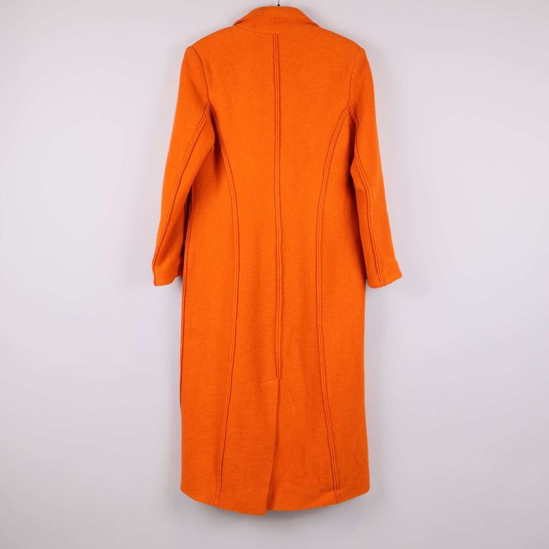 Baksidan på lång orange kappa med synliga sömmar