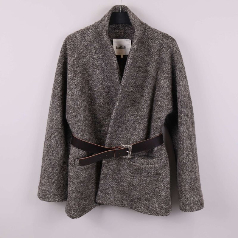 Brungrå kofta med bälte hängande på galge