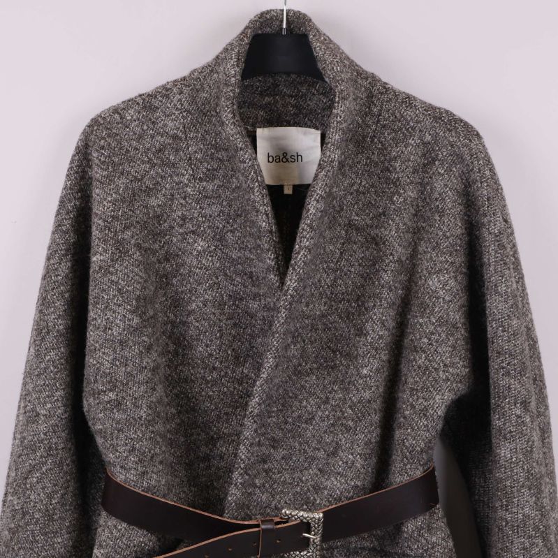 Framsida av koftan med bältet tydligt synligt