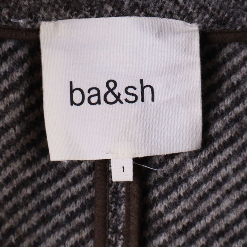 Närbild på ba&sh varumärkesetikett inuti koftan