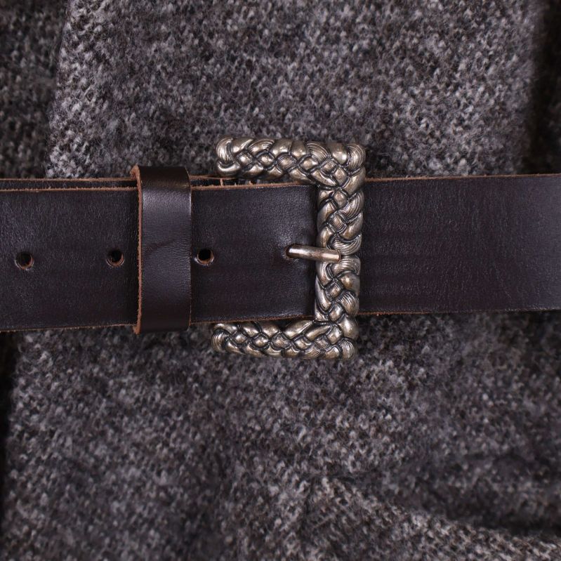 Detaljerad närbild på bältesspännet i silver