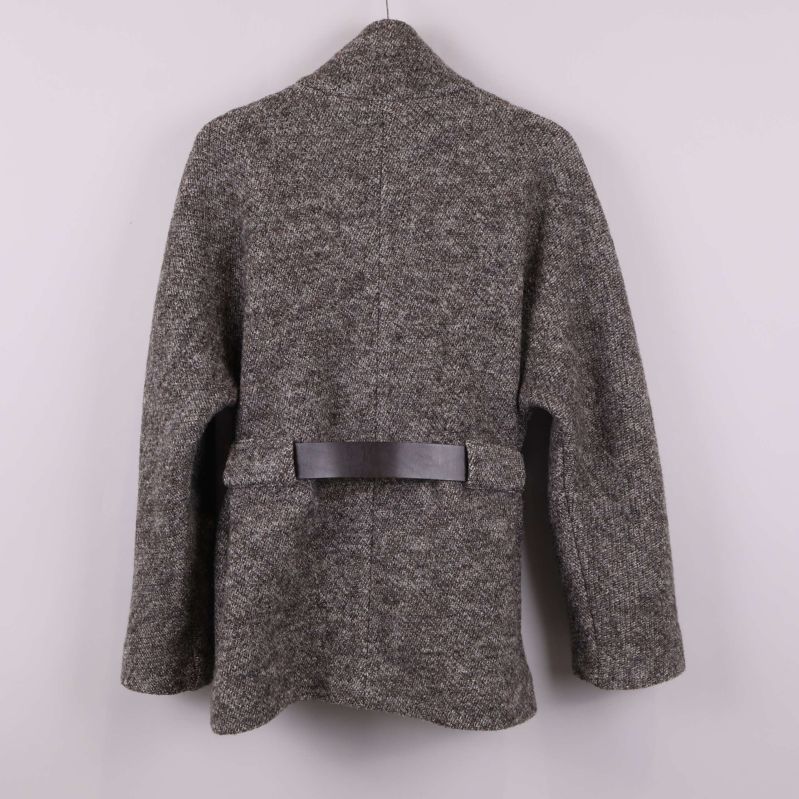 Baksidan av koftan med bältedetalj synlig