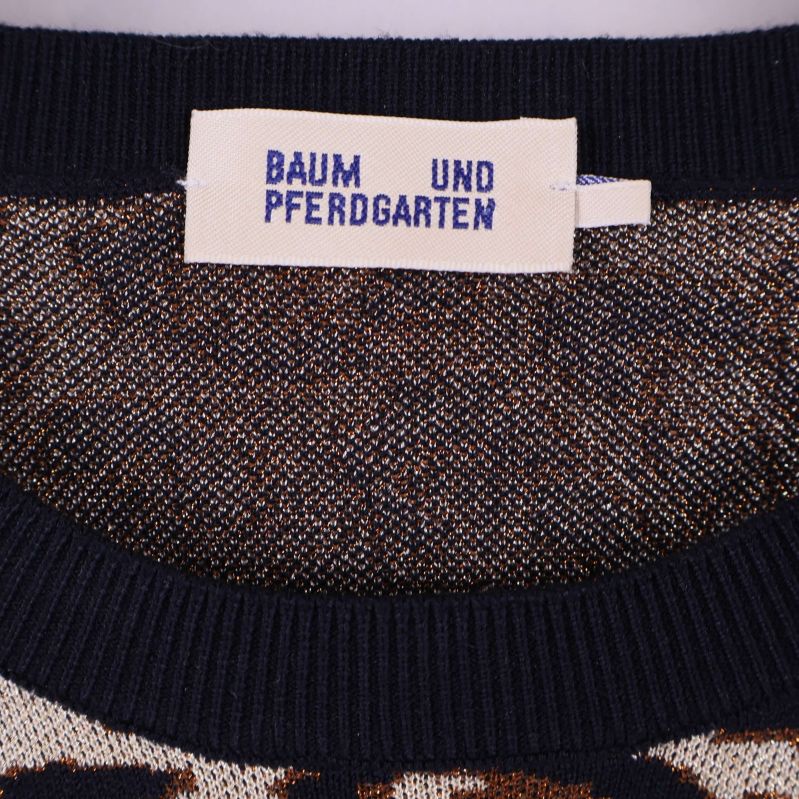 Närbild på Baum und Pferdgarten etikett i halsen