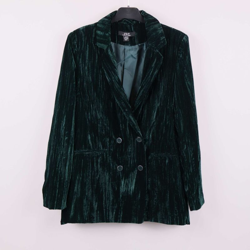 Mörkgrön sammetskavaj upphängd framifrån