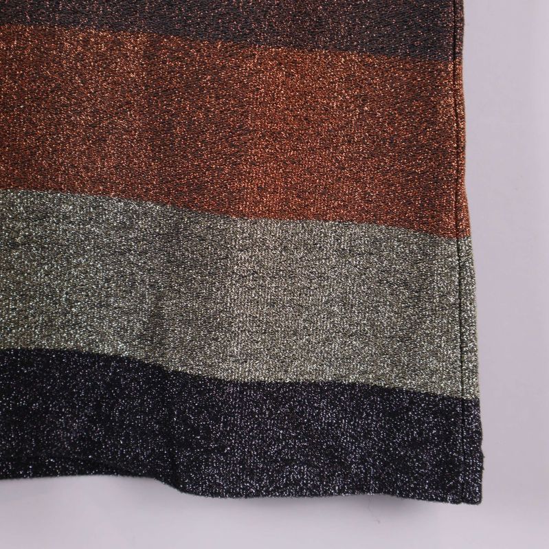 Närbild av breda glittriga ränder på tyg