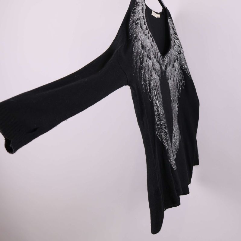 Svart topp med utsvängda ärmar i sidovy