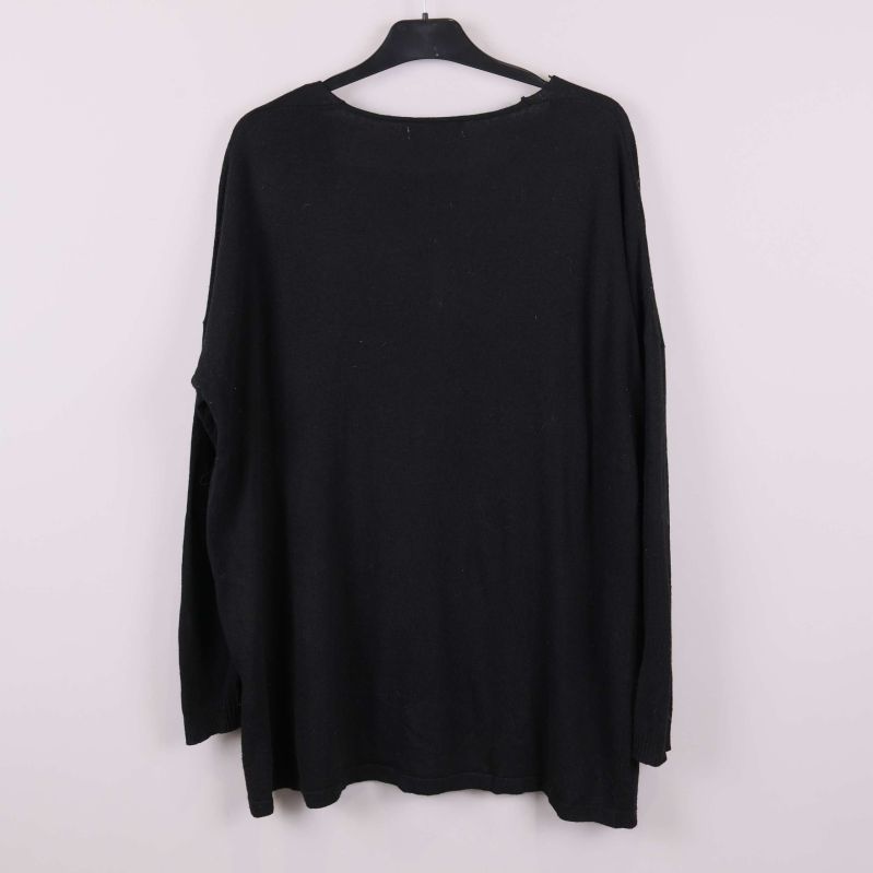 Baksida av svart oversize topp utan mönster