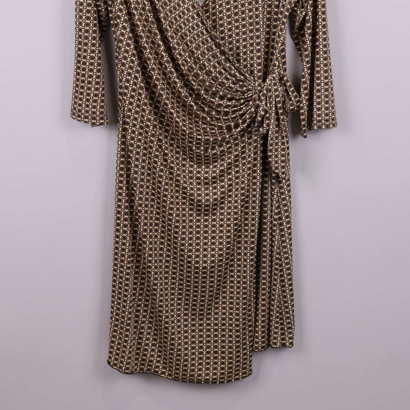 Närbild nederdel av cirkelmönstrad klänning