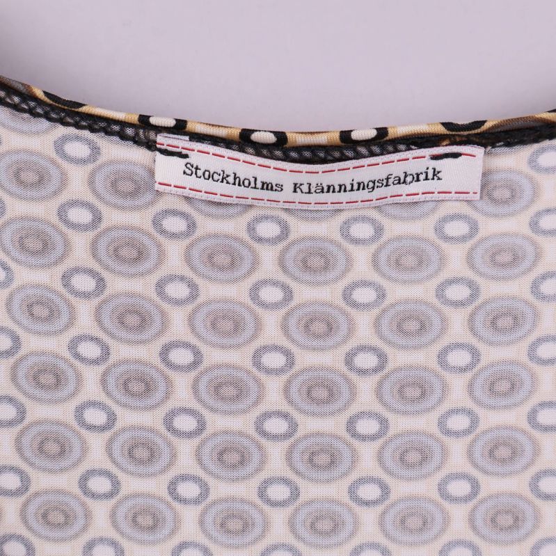 Närbild av etikett Stockholm Klänningsfabrik vid halsen
