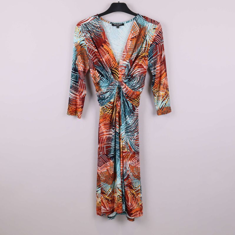 Färgglad midiklänning med omlotteffekt framifrån på galge