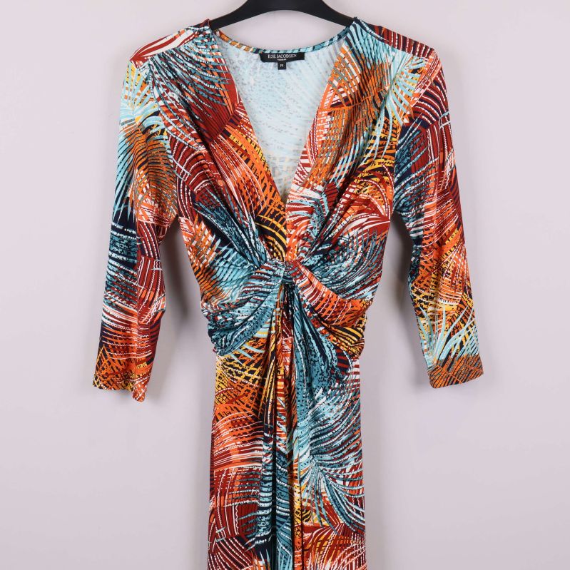 Omlottklänning med färgstarkt geometriskt mönster visas framifrån