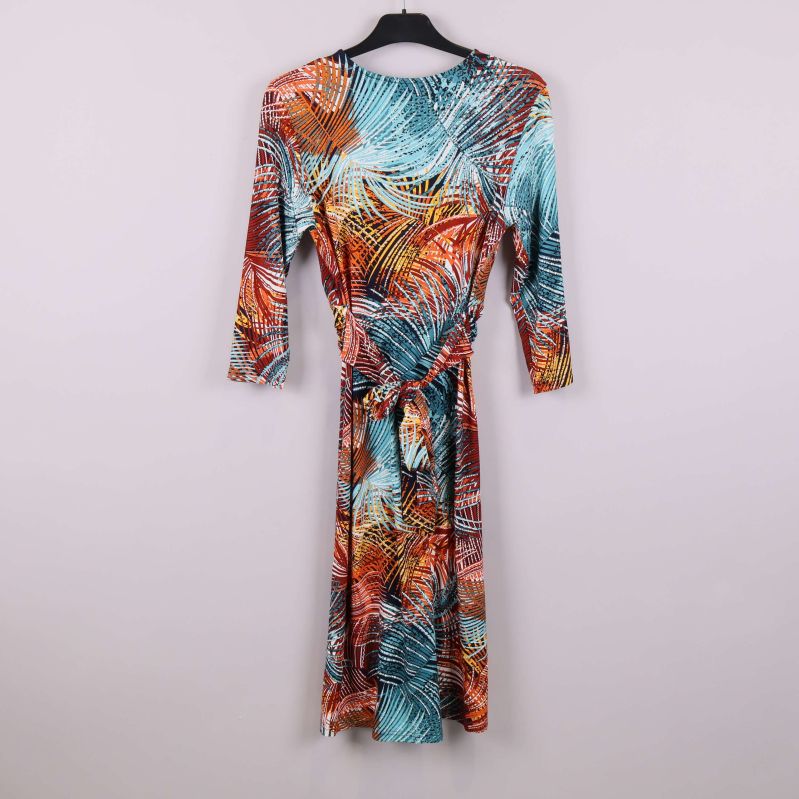 Mönstrad midiklänning fotograferad bakifrån på galge