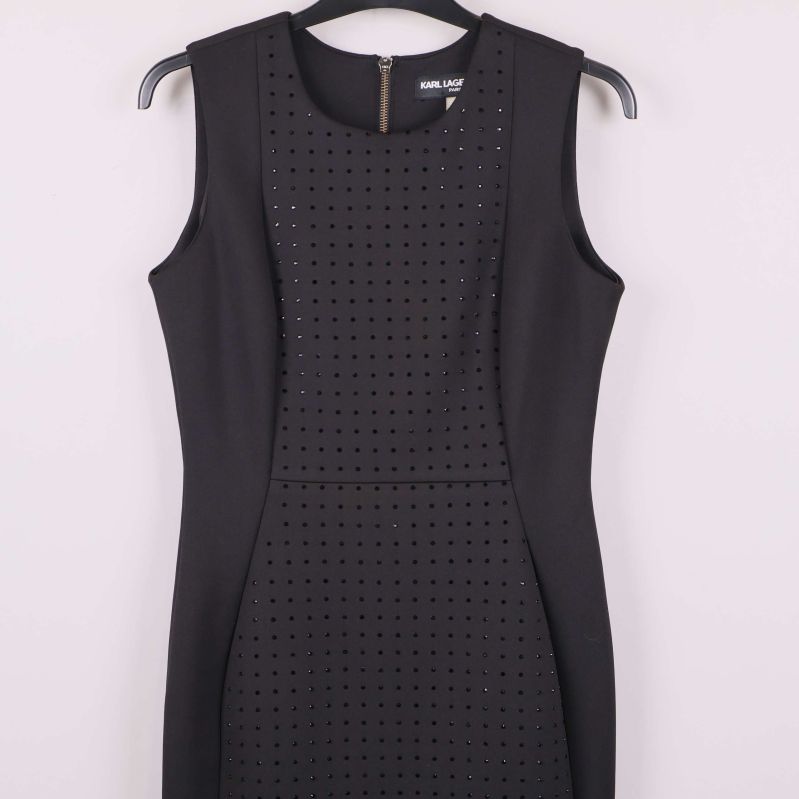 Övre delen av svart klänning med dekorstenar och ärmlös design