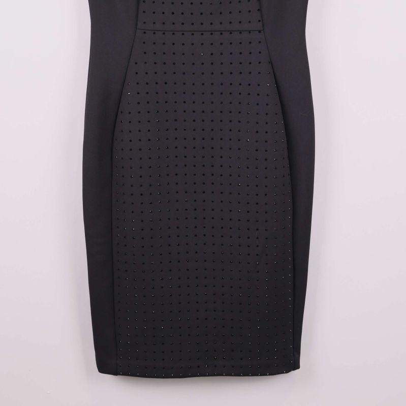 Nedre delen av svart klänning med dekorstenar